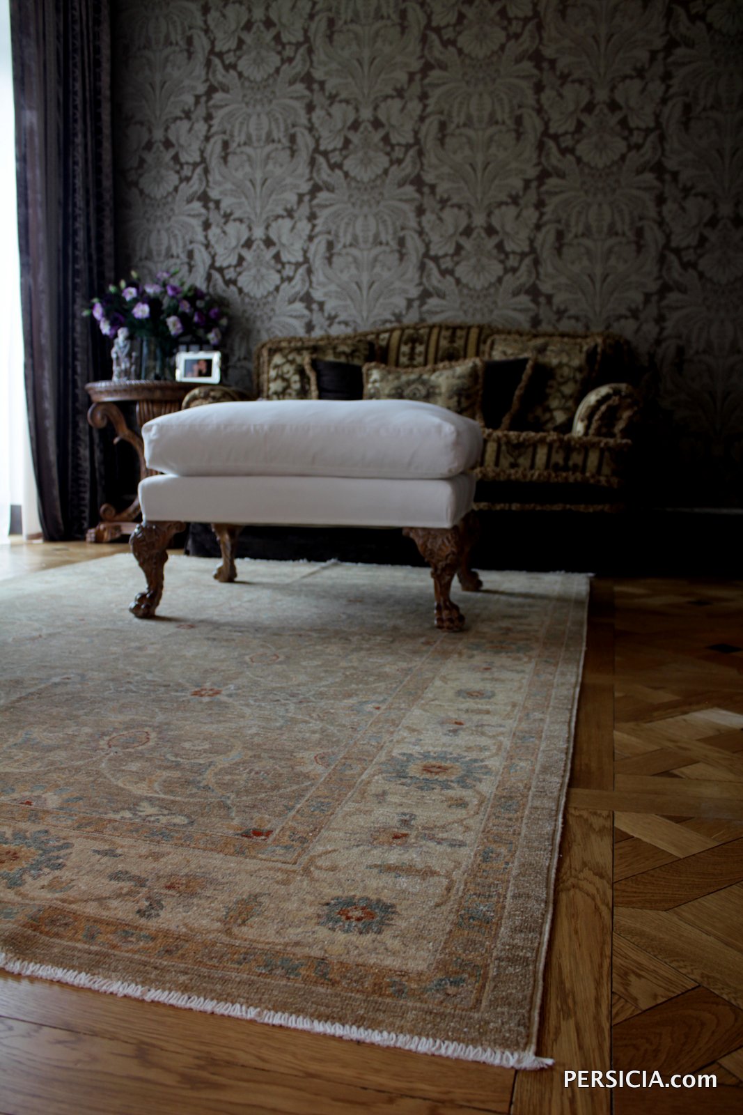Серый ковер METHATRON RUGS в гостиной